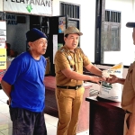 Camat Balik Bukit Juremiyudi S.H., M.M. Sapa Warga Way Mengaku di Tengah Penyaluran Bantuan Pangan