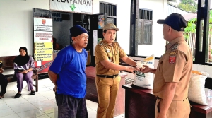 Camat Balik Bukit Juremiyudi S.H., M.M. Sapa Warga Way Mengaku di Tengah Penyaluran Bantuan Pangan