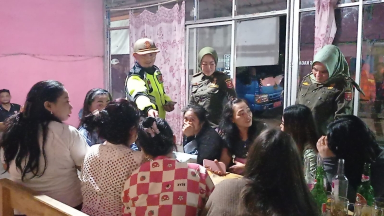 Operasi Malam Satpol PP Lampung Barat: 17 PSK dan Puluhan Botol Miras Diamankan